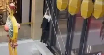 Подросток пробил крышу ТРЦ в Атырау: как «экстремальный трюк» закончился вызовом полиции (видео)