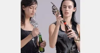 Модный бренд представил туфли с открывашками для пива