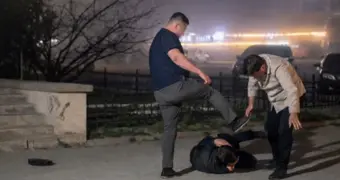 «Били ногами по голове»: жестокая драка у ресторана в Актау попала на видео