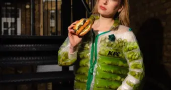 В KFC сошли с ума и выпустили куртку с маринованными огурцами
