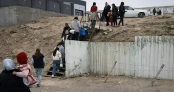 «Позорище и только»: жители Актау жалуются на аварийную лестницу