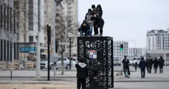 Детский вандализм в Актау: новые инсталляции под угрозой разрушения