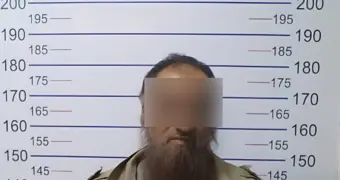 В Кыргызстане мужчина раздавал детям конфеты с иглами