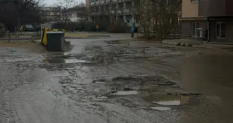 Жители Актау год не могут добиться восстановления асфальта после ремонта КЖСА