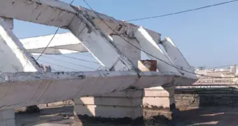 Снесите это немедленно! Когда в Актау демонтируют аварийные перголы?