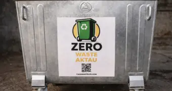 В Актау устанавливают новые металлические контейнеры для мусора