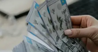 «Зарплата будет весить больше»: как изменятся чеки на коммуналку и ГСМ в Казахстане с 1 апреля