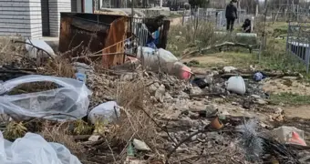 «Мусор не вывозили с осени»: жители Актау жалуются на состояние кладбищ
