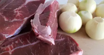 Покупателям объяснили, как распознать некачественное мясо в магазине