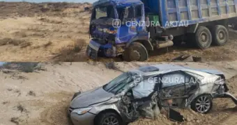 В Мангистау Toyota вылетела в кювет после столкновения с грузовиком