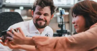 Фото с чемпионом обернулось проверкой: Магнус Карлсен пожаловался на шахматистку из Казахстана