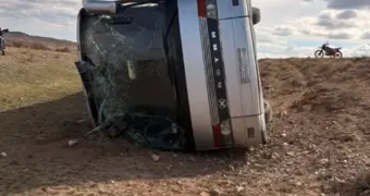 Под Карагандой перевернулся вахтовый автобус с 50 пассажирами: десятки человек пострадали