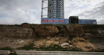 Скала на набережной 15 микрорайона