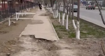 Раздолбали и бросили: жители 3 микрорайона Актау жалуются на разбитые тротуары