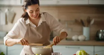 Тренер рассказала, сколько можно сжечь калорий, танцуя за готовкой на кухне