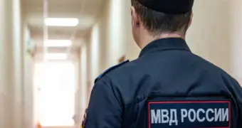 Водитель стянул трусы с мужчины, который прыгнул на его авто (видео)