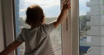 С приходом тепла в Мангистау участились падения детей из окон жилых домов