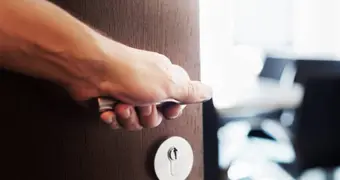 Забывающим причину выхода из комнаты людям объяснили это явление