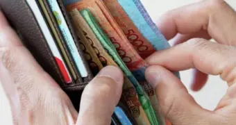 Казахстанцы массово опустошают пенсионные счета, пока правила не ужесточили