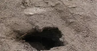 Жители Актау обеспокоены провалом грунта между домами в 3 микрорайоне