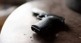 В Актау мужчина выстрелил в прохожего из травмата и попал под суд