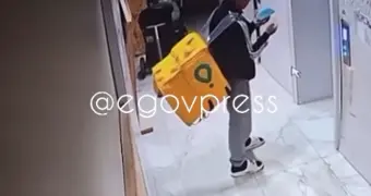 В Алматы курьер службы доставки справил нужду в детскую коляску в подъезде ЖК (видео)
