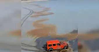 Въехал в Каспий на джипе: снятый в Мангистау ролик обернулся штрафом для блогера из Узбекистана