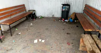 Мусор и зловоние: жители Актау жалуются на ужасное состояние остановок