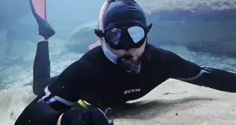 Актауский дайвер показал красоту Каспия, очищая морское дно от мусора