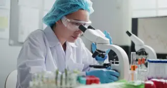 Микробиолог рассказал, каким биологическим оружием воюет Украина