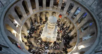 В Иерусалиме сошёл Благодатный огонь в храме Гроба Господня