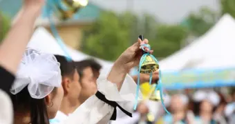 Казахстанским школьникам официально запретили отмечать выпускной вне стен учебных заведений