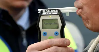 Каждый водитель в Казахстане имеет право отказаться от алкотестера — депутат