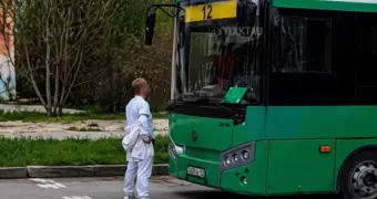 Вызвал автобус «на бой»: мужчина перекрыл проезд транспорту и устроил перепалку в Актау