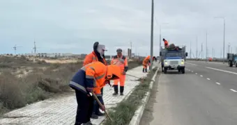 В Актау с дороги, ведущей к «Тёплому пляжу», вывезли 30 тонн мусора