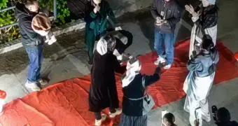 В Актау жильцы устроили шумное празднование юбилея во дворе и попали на штраф