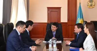 Аким Мангистауской области встретился с делегацией из Шымкента: выпускникам предлагают гранты на обучение
