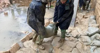 Наводнение в Жанаозене: военнослужащие Нацгвардии помогают устранять последствия подтопления