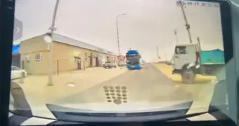 На грани трагедии: видео опасного маневра на трассе в Мангистау обсуждает Казнет