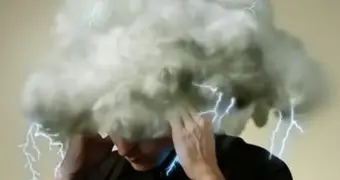 Голова болит перед дождём: генетик назвала три реальных причины метеозависимости