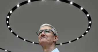 Apple объявила историческую смену власти: Кук уходит, компанию возглавит инженер эпохи iPhone