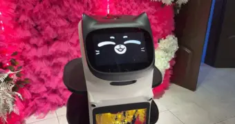 Необычный сотрудник: робот-официант появился в одном из ресторанов Актау