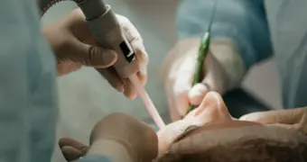 Врач объяснила, когда нужно удалять зубы мудрости