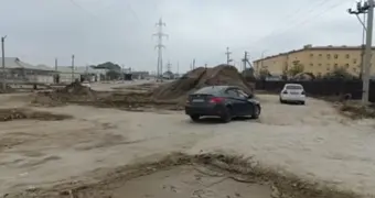 «Тут делов на полчаса»: в Атамекене больше месяца не могут восстановить дорогу у школы