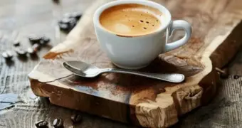 Учёные объяснили, почему кофе помогает собрать «мозги в кучку» после недосыпа