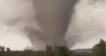 Мощный торнадо стер с лица земли американский город (видео)