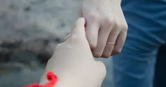 В Актобе незнакомка пыталась увести девочку: ребенок спасся в последний момент