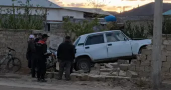 Легковой автомобиль снес забор в Мангистау