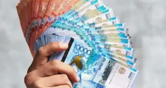 Осторожно, наличка: в Казахстане стало опасно брать в руки крупные купюры тенге