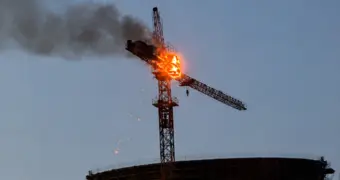 В Актау горел строительный кран